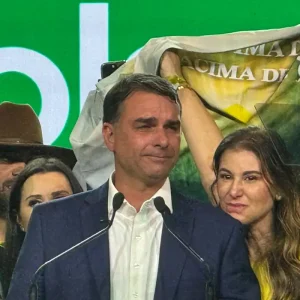 Flávio Bolsonaro Oficializa Candidatura à Presidência pelo PL em Convenção com Javier Milei e Vídeo de IA de Bolsonaro