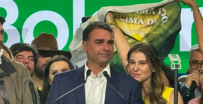 Flávio Bolsonaro Oficializa Candidatura à Presidência pelo PL em Convenção com Javier Milei e Vídeo de IA de Bolsonaro