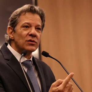 PT lança Haddad para Governador de SP em 2026: Ex-ministro busca revanche contra Tarcísio de Freitas em eleição estratégica