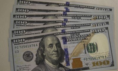 Dólar tem reviravolta e cai para R$ 5,24 com dados dos EUA e tensões globais, enquanto Ibovespa amarga pior semana desde 2022