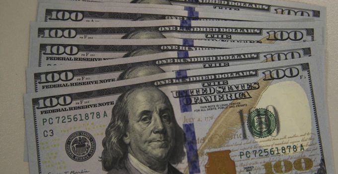 Dólar tem reviravolta e cai para R$ 5,24 com dados dos EUA e tensões globais, enquanto Ibovespa amarga pior semana desde 2022
