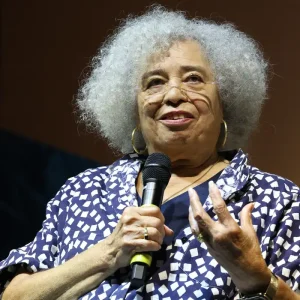 Angela Davis na Flip: Ativista critica gentrificação em Paraty e exalta pensadoras brasileiras como Conceição Evaristo e Lélia Gonzalez