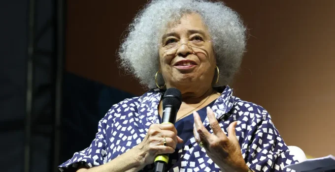 Angela Davis na Flip: Ativista critica gentrificação em Paraty e exalta pensadoras brasileiras como Conceição Evaristo e Lélia Gonzalez