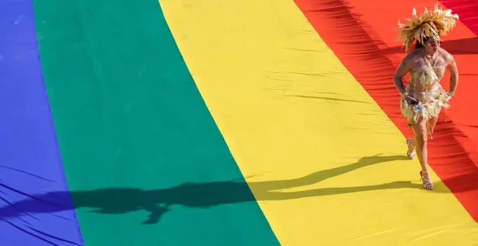 Parada Brasília Orgulho: Caminhada na Esplanada impulsiona campanha do voto LGBT+ contra o preconceito e a LGBTFobia