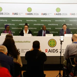 HIV: Infecções e mortes caem globalmente, mas corte de verba ameaça fim da epidemia de AIDS