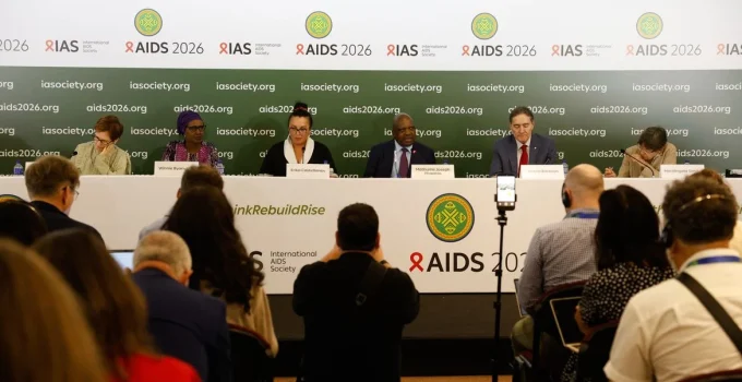 HIV: Infecções e mortes caem globalmente, mas corte de verba ameaça fim da epidemia de AIDS
