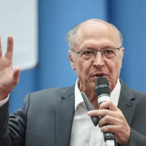 Alckmin Repudia Milei: "Desserviço à Argentina" e "Intromissão Grosseira" em Assuntos Brasileiros