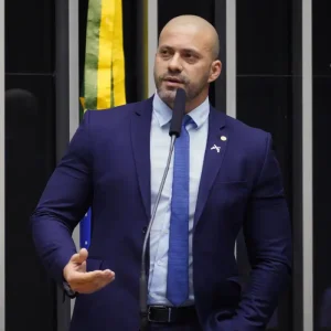Alexandre de Moraes dá 48h para Daniel Silveira explicar uso de redes sociais após proibição judicial