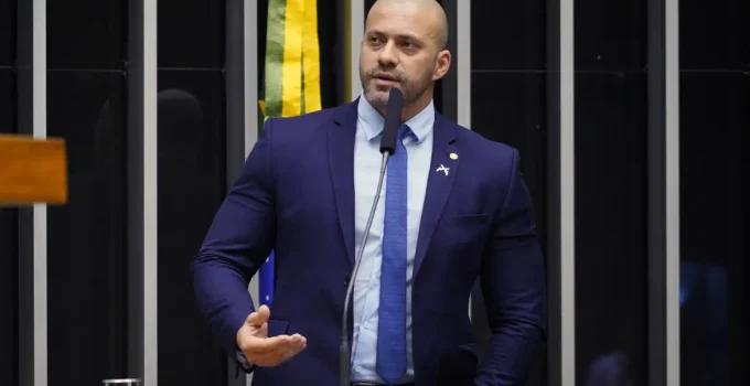 Alexandre de Moraes dá 48h para Daniel Silveira explicar uso de redes sociais após proibição judicial