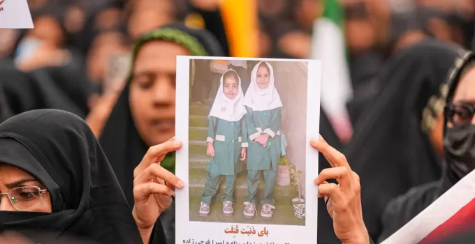 Guerra EUA-Israel vs. Irã: Ataque a escola de meninas em Minab choca o mundo e expõe horrores da guerra