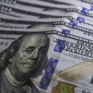 Dólar despenca para R$ 5,10 após Fed manter juros nos EUA, mas bolsa brasileira sente incerteza e cai 1,52%