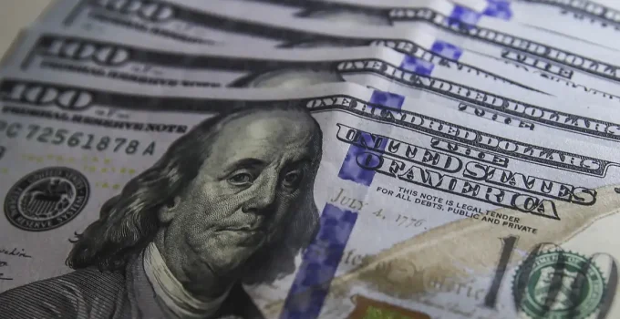 Dólar despenca para R$ 5,10 após Fed manter juros nos EUA, mas bolsa brasileira sente incerteza e cai 1,52%
