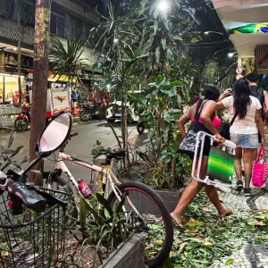 Ventania devasta Rio: Duas mortes, um desaparecido e caos em transportes após frente fria