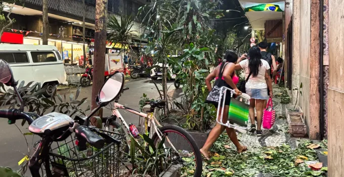 Ventania devasta Rio: Duas mortes, um desaparecido e caos em transportes após frente fria