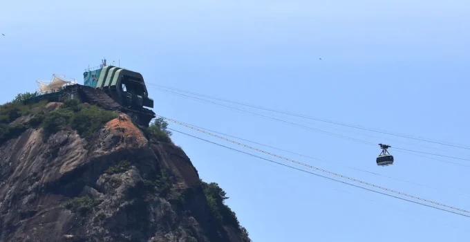 Justiça mantém suspensão de tirolesa no Pão de Açúcar: Aventura em risco após decisão judicial sobre licença ambiental