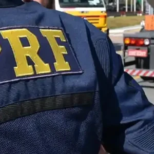 Operação em MG apreende 4.100 litros de cachaça em galões de agrotóxicos, reforçando alerta sobre falsificação