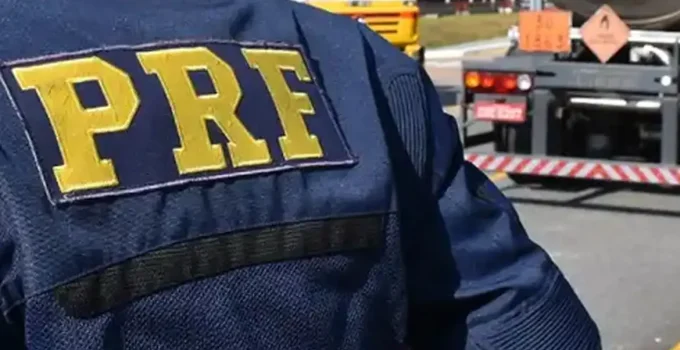 Operação em MG apreende 4.100 litros de cachaça em galões de agrotóxicos, reforçando alerta sobre falsificação