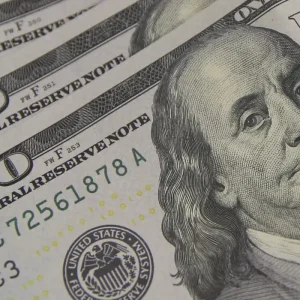 Dólar em Queda Livre: Moeda Americana Atinge Menor Valor em Dois Meses com Alívio Global e Entrada de Capital no Brasil