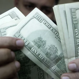 Dólar fecha estável com alta de 0,13% no dia, mas acumula expressiva queda de 1,82% em julho, impulsionado por fatores globais