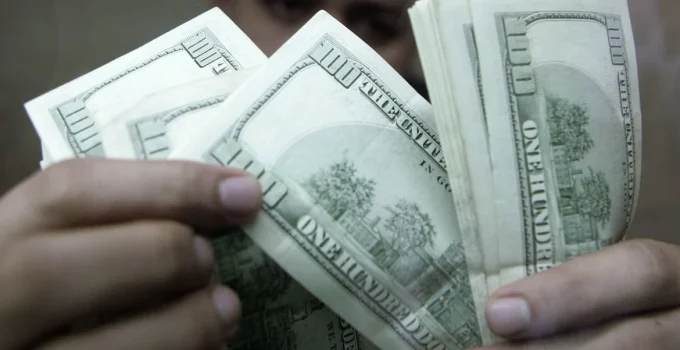 Dólar fecha estável com alta de 0,13% no dia, mas acumula expressiva queda de 1,82% em julho, impulsionado por fatores globais