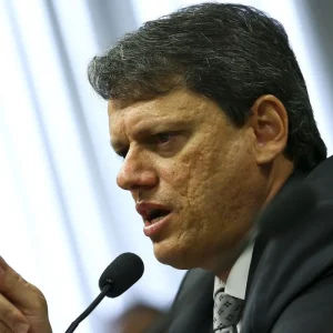 Tarcísio de Freitas busca reeleição em São Paulo com apoio massivo de partidos e foco em legado de gestão