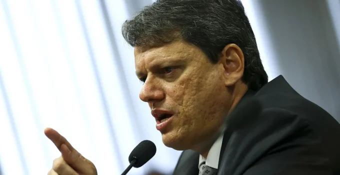 Tarcísio de Freitas busca reeleição em São Paulo com apoio massivo de partidos e foco em legado de gestão