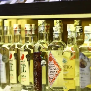 Crescimento de 21% na Produção de Cachaça: Brasil Amplia Rede de Estabelecimentos e Exporta para 76 Países