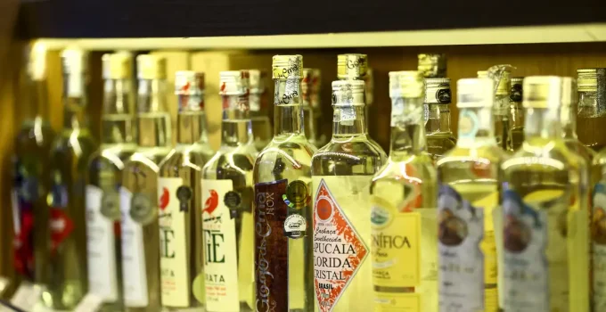 Crescimento de 21% na Produção de Cachaça: Brasil Amplia Rede de Estabelecimentos e Exporta para 76 Países