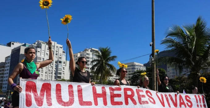 PL da Misoginia: Mulheres Tomam as Ruas em Protesto Nacional Pressionando Câmara dos Deputados por Votação Urgente