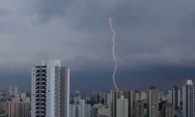 Alerta Máximo em SP: Chuvas Fortes Causam Alagamentos e Deixam Zona Leste em Estado Crítico, Mais de 180 Chamados para Enchentes