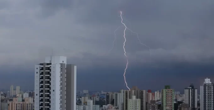 Alerta Máximo em SP: Chuvas Fortes Causam Alagamentos e Deixam Zona Leste em Estado Crítico, Mais de 180 Chamados para Enchentes