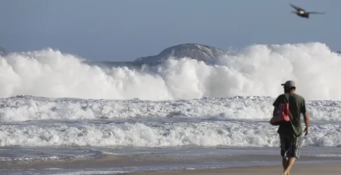 Engorda de Praias e Muros de Contenção: Especialistas Alertam para Riscos Ambientais e Defendem Soluções Naturais