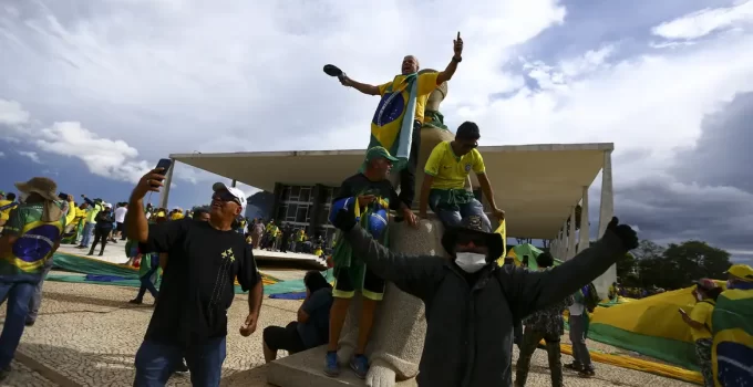 Argentina concede refúgio permanente a brasileiro condenado por ataques de 8 de janeiro, impedindo extradição para o Brasil