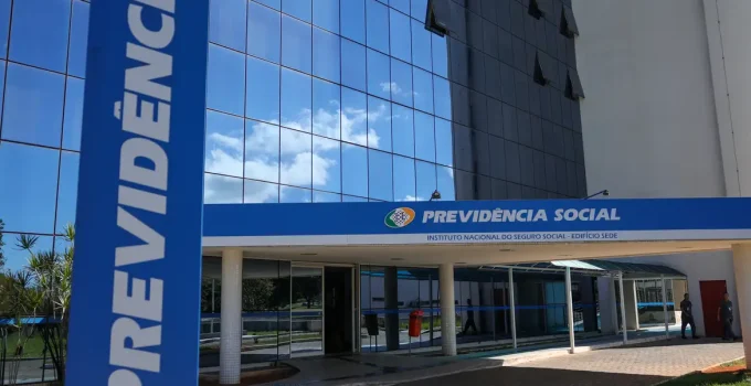INSS Suspende Empréstimos Consignados do C6 Consig: Aposentados e Pensionistas Afetados por Cobranças Indevidas