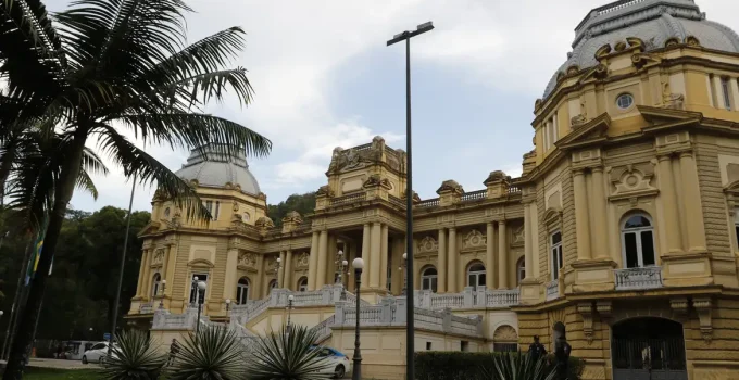Cláudio Castro Renuncia ao Governo do Rio para Disputar Senado; TJ-RJ Assume o Comando em Meio a Julgamento Polêmico