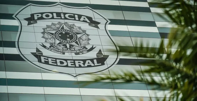 PF desarticula esquema de falsificação de diplomas acadêmicos em Brasília: Mestrado e Doutorado em jogo