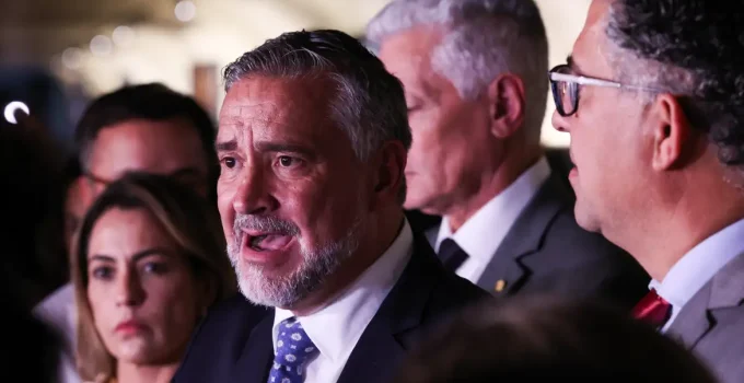 Base do Governo na CPMI do INSS Pede Indiciamento de Bolsonaro por Organização Criminosa em Fraudes