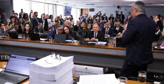 CPMI do INSS: Relatório Final Pede Indiciamento de 216 Pessoas, Incluindo "Careca do INSS", Filhos de Lula e Ex-Ministros