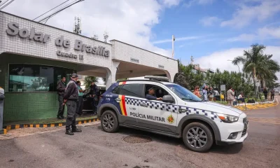 Bolsonaro recebe alta e volta para casa para cumprir prisão domiciliar monitorado por tornozeleira eletrônica em Brasília