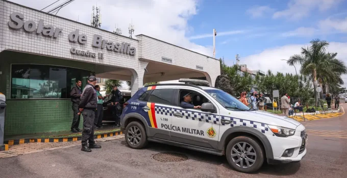 Bolsonaro recebe alta e volta para casa para cumprir prisão domiciliar monitorado por tornozeleira eletrônica em Brasília