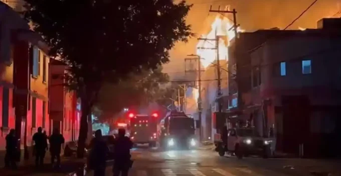 Incêndio de Grandes Proporções Devasta Fábrica de Mesas de Sinuca no Brás, São Paulo: 30 Viatura e 59 Bombeiros no Combate às Chamas