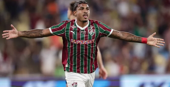 Fluminense goleia Corinthians no Maracanã e assume vice-liderança do Brasileirão em noite de gala
