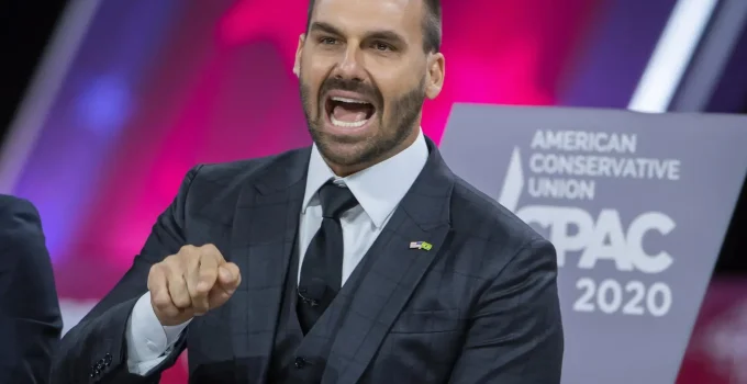 Relatório mostra que EUA podem não reconhecer eleições no Brasil, diz Eduardo