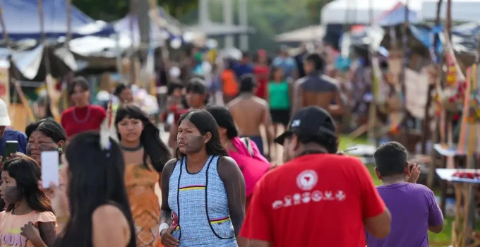Acampamento Terra Livre 2026: Mais de 7 mil indígenas em Brasília por direitos e futuro "Nosso futuro não está à venda"