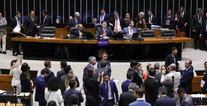 Congresso decide em 30 de abril: Veto de Lula à redução de penas para crimes antidemocráticos será votado