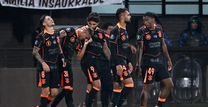 Estreia de Diniz no Corinthians tem vitória na Libertadores contra Platense com gols de Kayke e Yuri Alberto