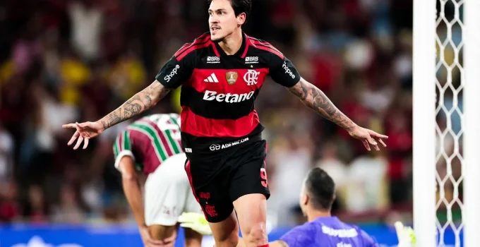 Pedro brilha com dois gols, Flamengo vence Fluminense por 2 a 1 no Brasileirão e sobe para vice-liderança