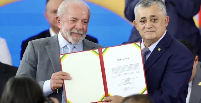 José Guimarães assume Relações Institucionais e promete "derrotar o fascismo" com diálogo no Congresso