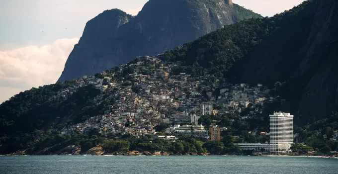 Operação Policial no Vidigal: PC do Rio Desarticula Organização Criminosa da Bahia com Troca de Tiros e Turistas Assustados
