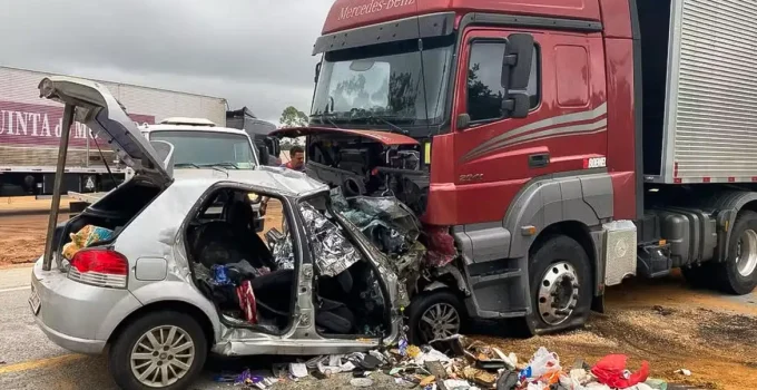 Tragédia na BR-251: Seis membros de uma família e cachorro morrem em colisão frontal devastadora com carreta em MG